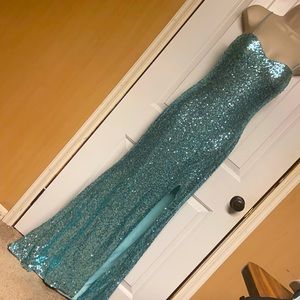 BABY BLUE SEQUINS DRESS. SIZE 3/4